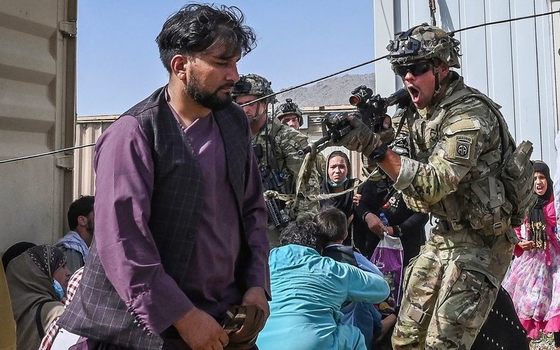 Britain warns of "high risk of attack" during evacuation in Kabul