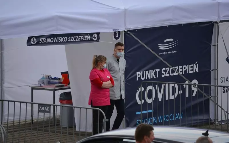 "Fakt": Polski rząd szykuje bat na niezaszczepionych
