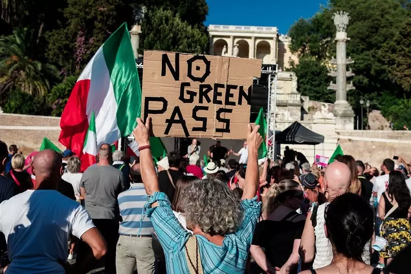 Włochy: Pociągi i samoloty tylko dla zaszczepionych. Włosi protestują