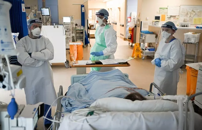 Badanie w Anglii: Wariant Delta podwaja ryzyko hospitalizacji