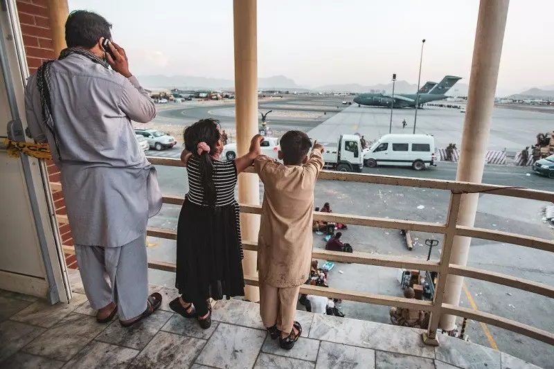 "Nie idźcie na lotnisko". USA i talibowie ostrzegają przed kolejnym zamachem