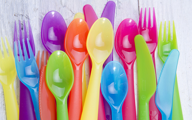 Government to ban singplastikowele-use plastic cutlery
