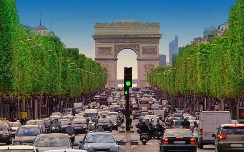 Francja: W Paryżu maksymalna prędkość dla samochodów to 30 km/godz.