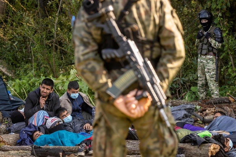 Belarus border: Poland seeks emergency order amid asylum seeker surge