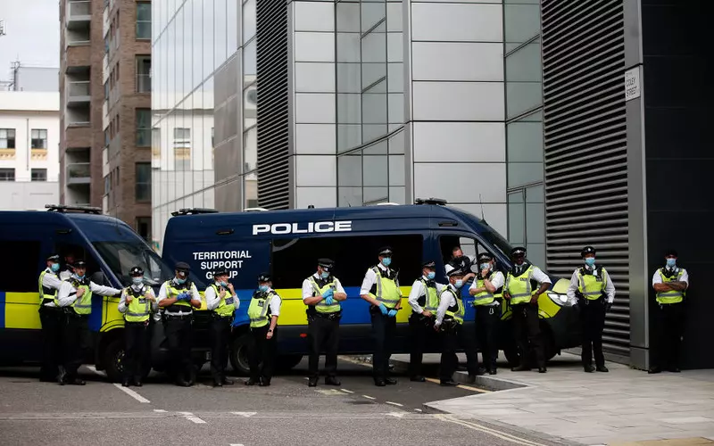Londyn: Antyszczepionkowcy starli się z policją pod siedzibą regulatora leków