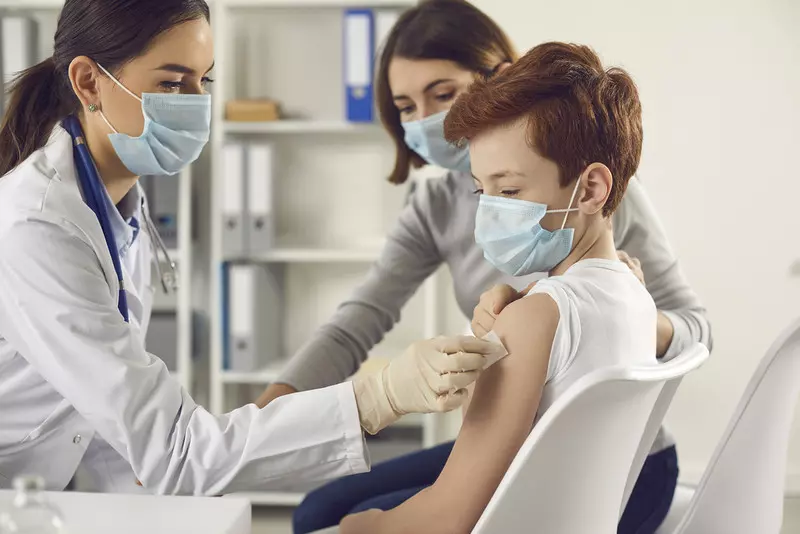 UK: Zdrowe dzieci w wieku 12-15 lat prawdopodobnie nie będą szczepione przeciw Covid-19