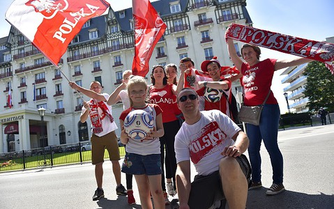 Polscy kibice w La Baule wspierają piłkarzy