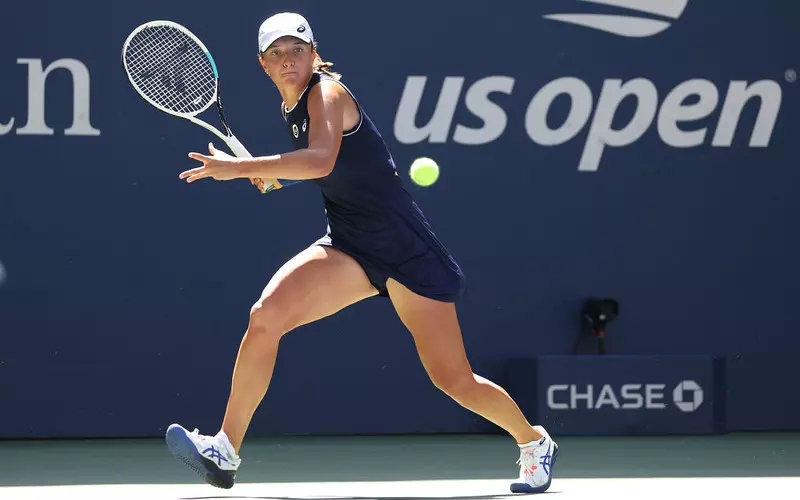 US Open: Belinda Bencic beats Iga Swiatek to reach quarter-finals