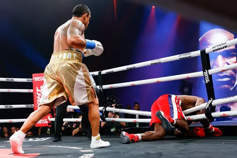Holyfield loses to Belfort via first-round TKO in return to boxing