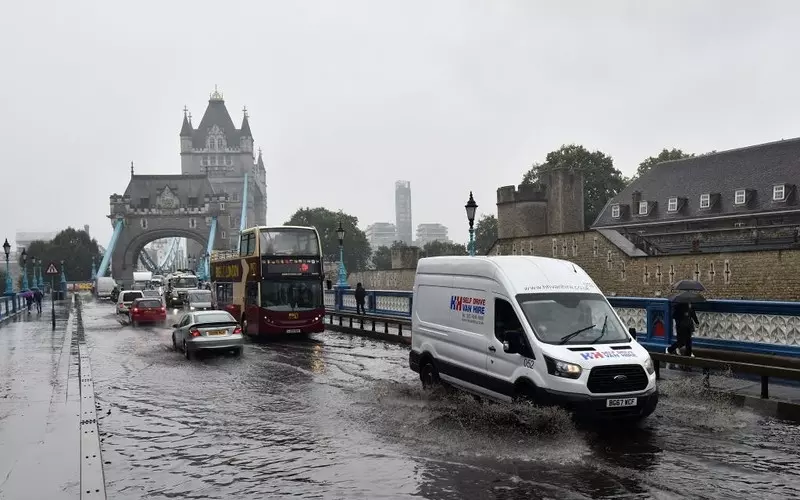 Ulewne deszcze w Londynie. Tower Bridge zalany