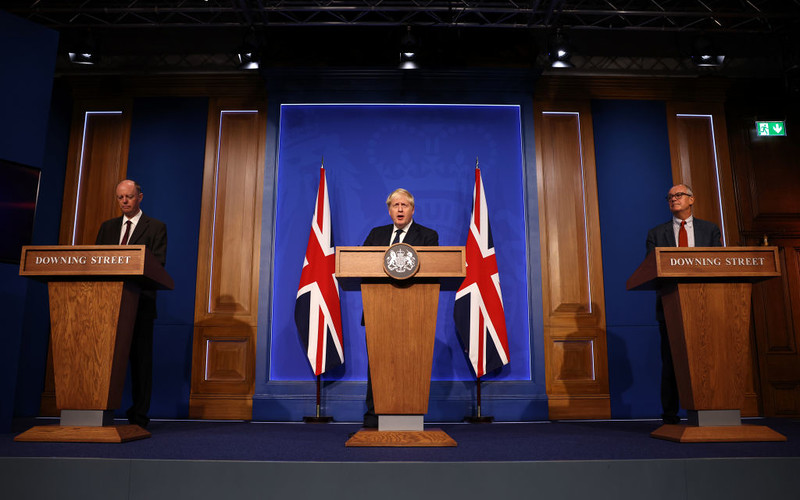 Boris Johnson: Głównym planem walki z pandemią pozostają szczepienia