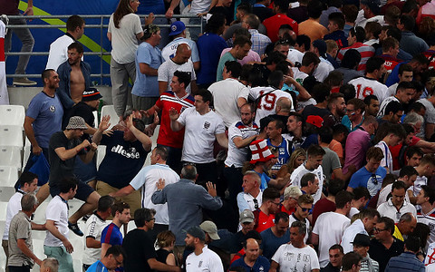 UEFA zajmie się agresją "pijanych kretynów" podczas meczu Anglia - Rosja