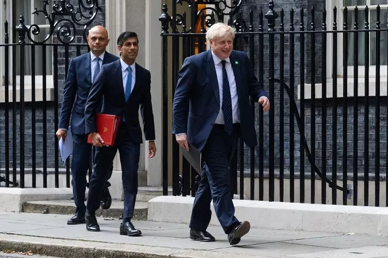 Ministrowie Borisa Johnsona ostro skrytykowani za brak maseczek