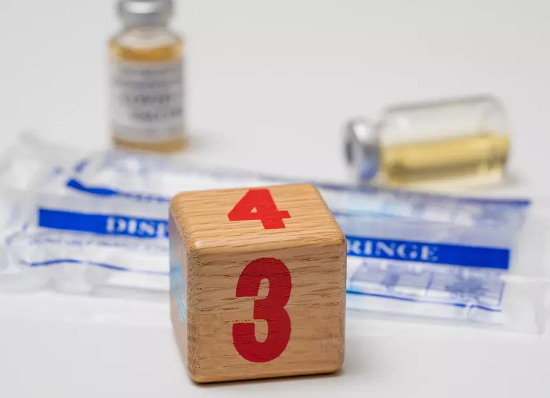 Coraz więcej krajów UE rozszerza program szczepień o trzecią dawkę
