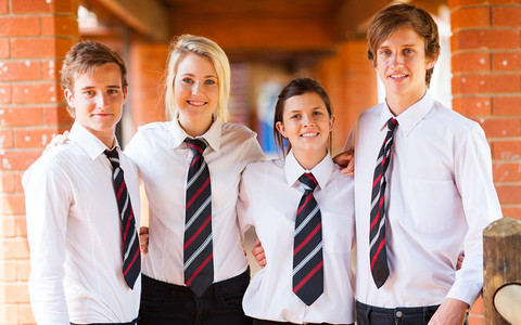 Neutralne płciowo mundurki w brytyjskich szkołach. Nowe regulacje na Wyspach