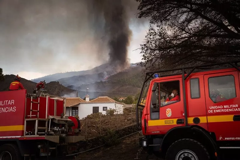 Hiszpania: Ludzie uciekają z domów przed lawą z wulkanu na La Palma