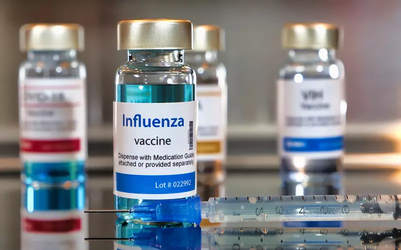 Polscy eksperci apelują o jednoczesne szczepienie przeciwko grypie i COVID-19