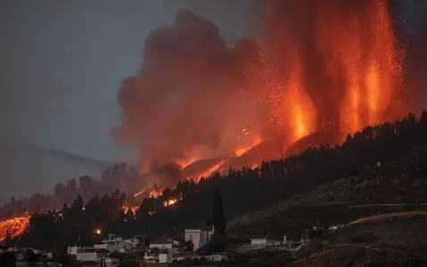 Air traffic in La Palma has been suspended. Evacuation of population after intense eruption