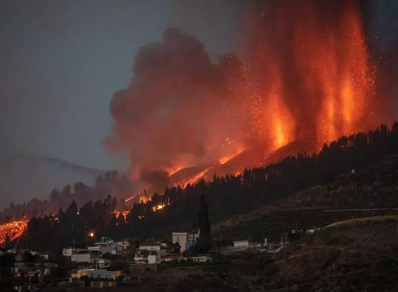 Air traffic in La Palma has been suspended. Evacuation of population after intense eruption