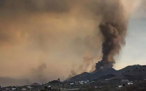 Spanish volcano eruption intensifies and suspends flights