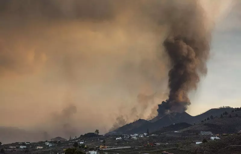 Spanish volcano eruption intensifies and suspends flights