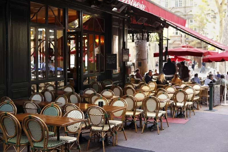 Francja: Przez Covid-19 brakuje pracowników w gastronomii