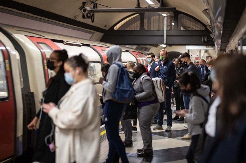 Tłumy w metrze w Londynie. Winny brak paliwa