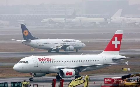 Air carrier Swiss warns cabin crew to get vaccinated or face layoffs