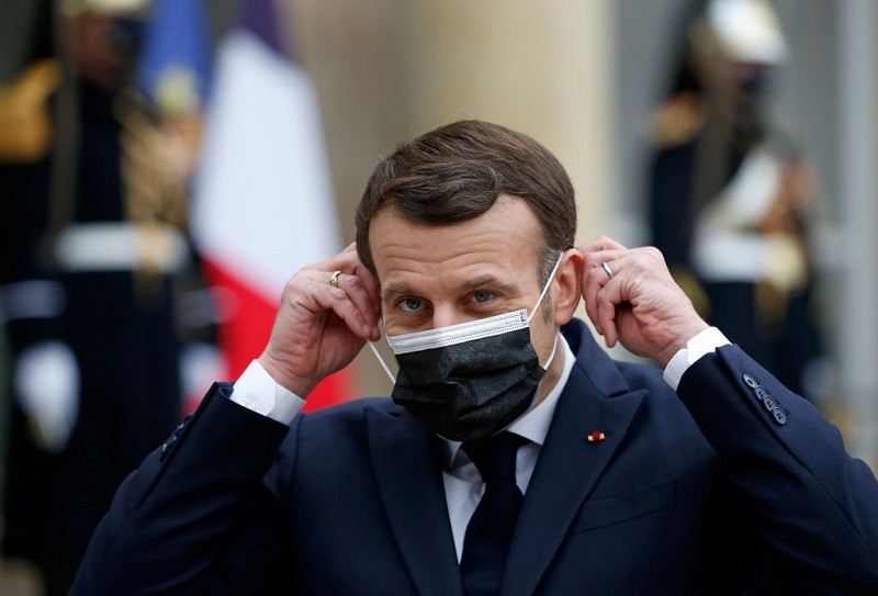 Kody QR ze szczepienia prezydenta i premiera Francji wyciekły do sieci