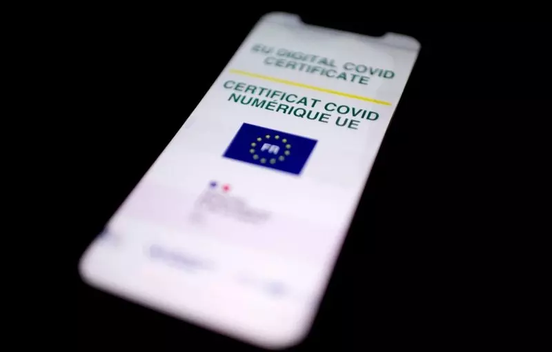 Francja: Od dzisiaj "paszporty szczepionkowe" obowiązują również nastolatków