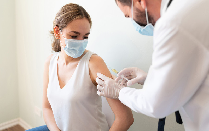 Brytyjscy naukowcy: Szczepienie równocześnie przeciw Covid-19 i grypie jest bezpieczne