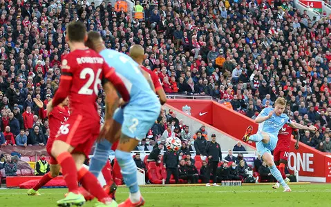 Chelsea top of the league after Liverpool draw 2-2 with Manchester City