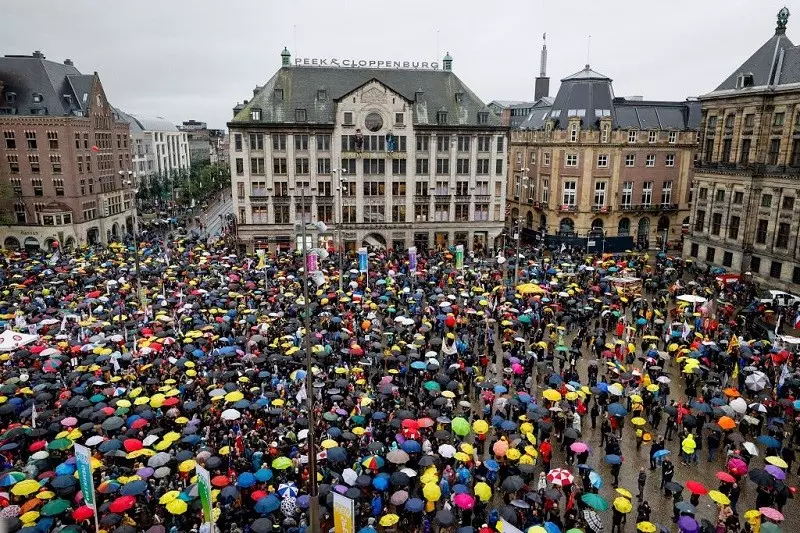 Amsterdam: Tysiące osób protestowały przeciw rządowej strategii walki z Covid-19