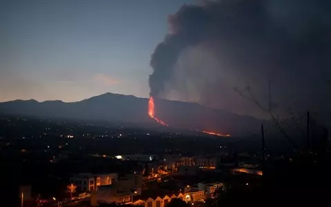 Earthquakes rattle La Palma as volcanic lava flow continues