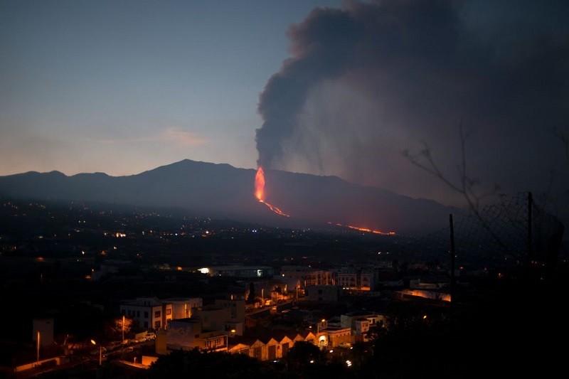 La Palma: Osunęła się część krateru wulkanu. Wyciek lawy coraz większy