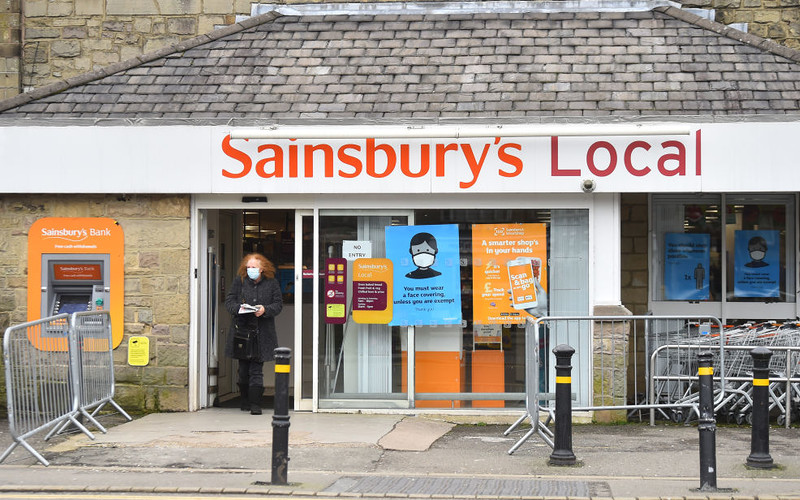 Londyn: Szczury w koszu z croissantami w markecie Sainsbury's
