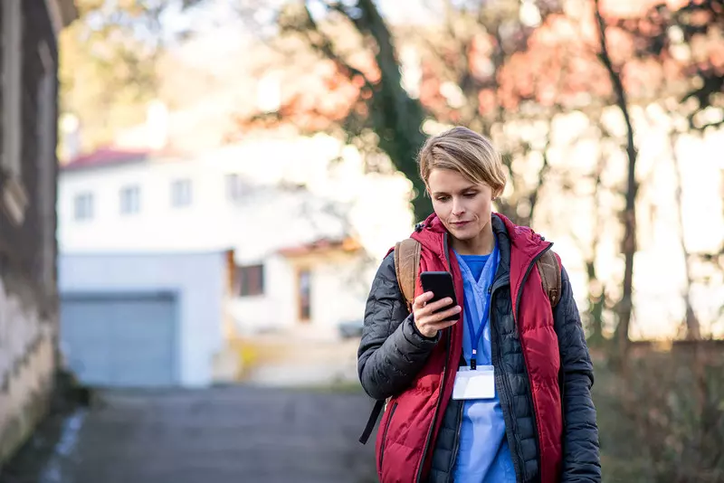 CBOS: 96 proc. dorosłych Polaków korzysta z telefonów komórkowych
