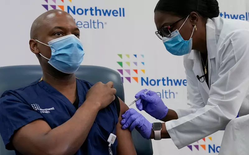 Największy nowojorski ośrodek zdrowia zwolnił 1,4 tys. niezaszczepionych pracowników
