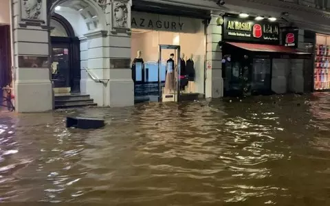 London flooding hits Tube services and roads