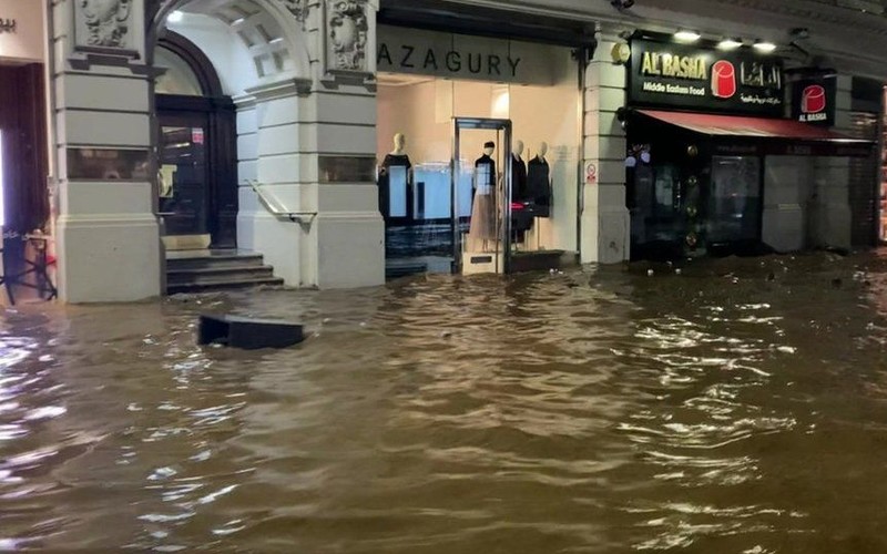 London flooding hits Tube services and roads