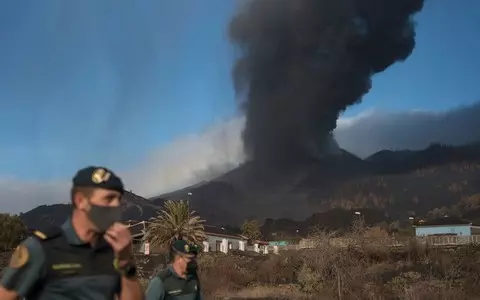 Cumbre Vieja in the phase of its greatest eruption. Ejects volcanic crumbs 800 meters