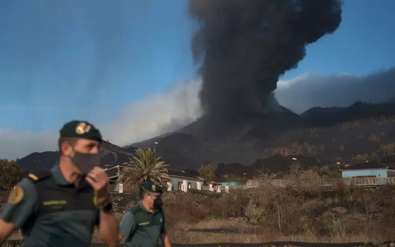 Cumbre Vieja w fazie największej erupcji. Wyrzuca okruchy wulkaniczne na 800 metrów