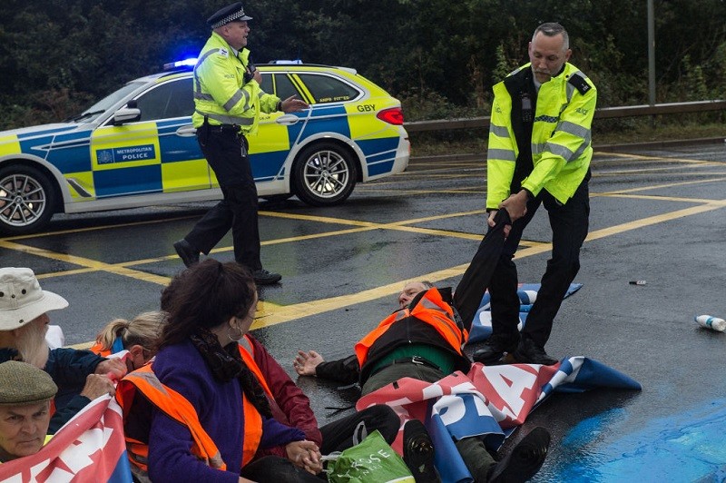 UK: Tougher penalties for protests causing disruption on motorways