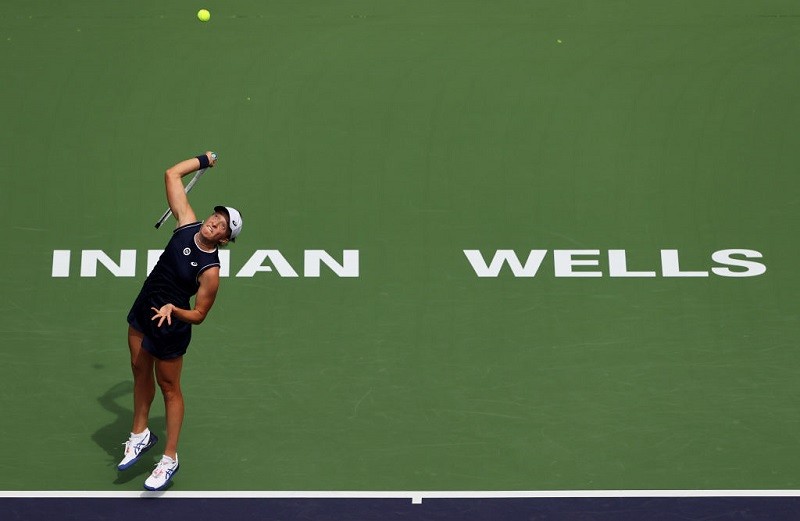 Swiatek easily wins at Indian Wells