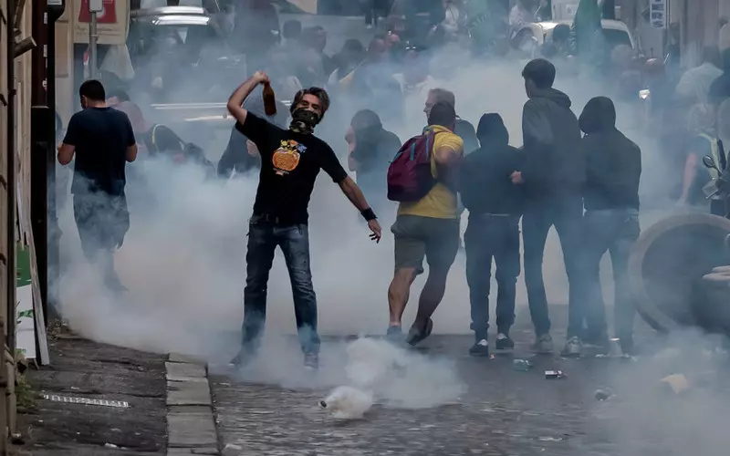 Włochy: Gwałtowna manifestacja i zamieszki antyszczepionkowców w Rzymie