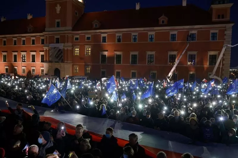 "Rząd wychodzi, my zostajemy w UE!". Masowe protesty w całej  Polsce