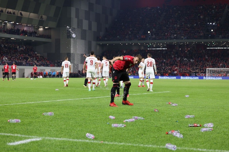 Polska pokonała Albanię! Biało-czerwoni obrzuceni butelkami