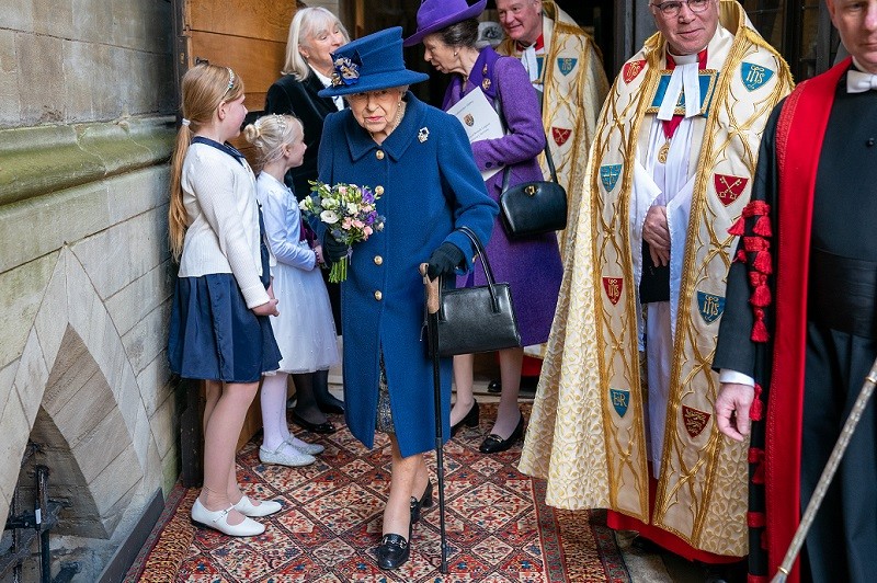 Królowa Elżbieta II po raz pierwszy publicznie podpierała się laską