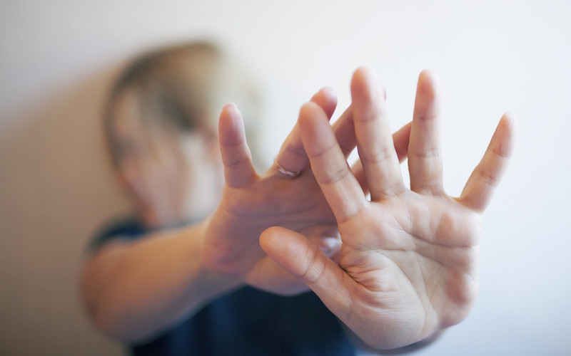 Anglia i Walia: Rośnie liczba umorzonych postępowań w sprawie przemocy domowej