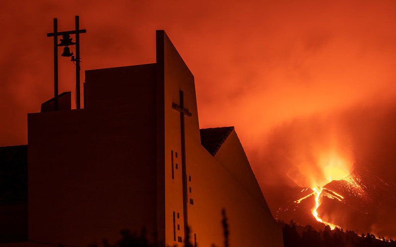 Flights to La Palma canceled. Lava velocity and volcano ash emission have increased